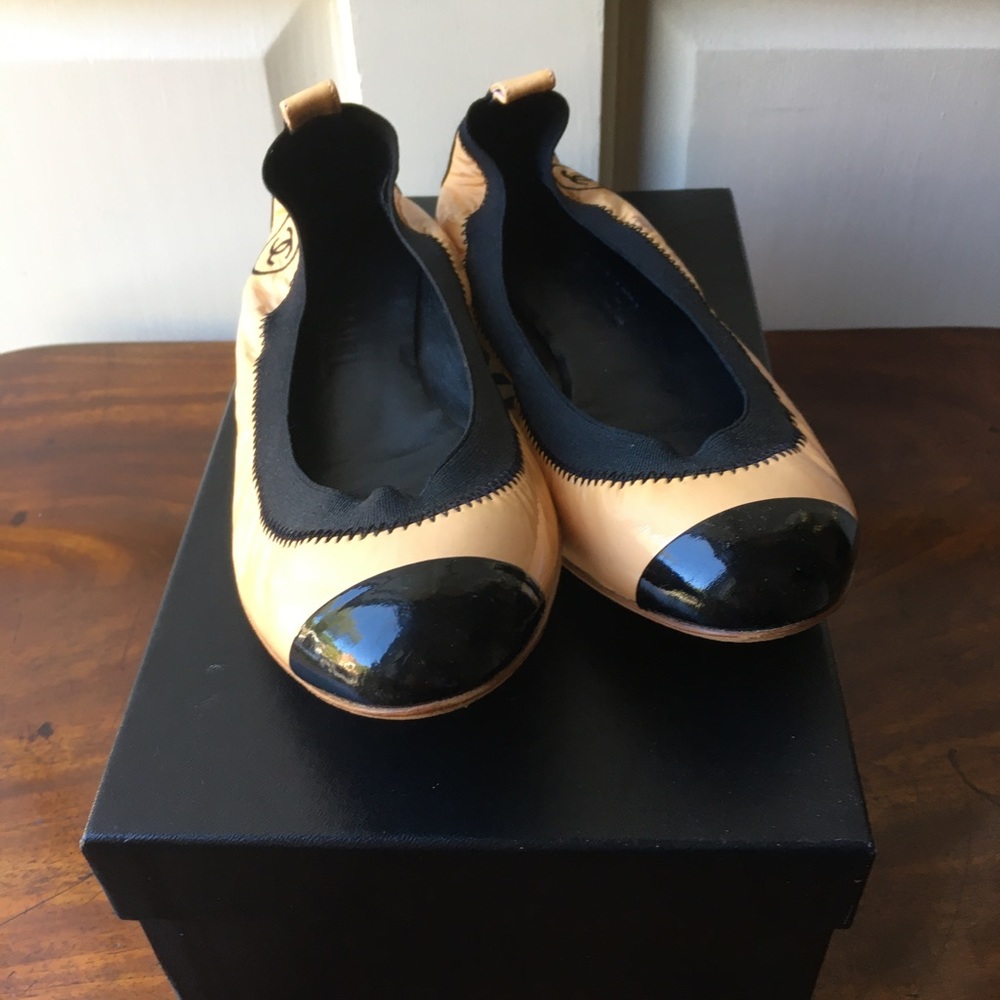 CHANEL Cream and Black Flats with Modern Design